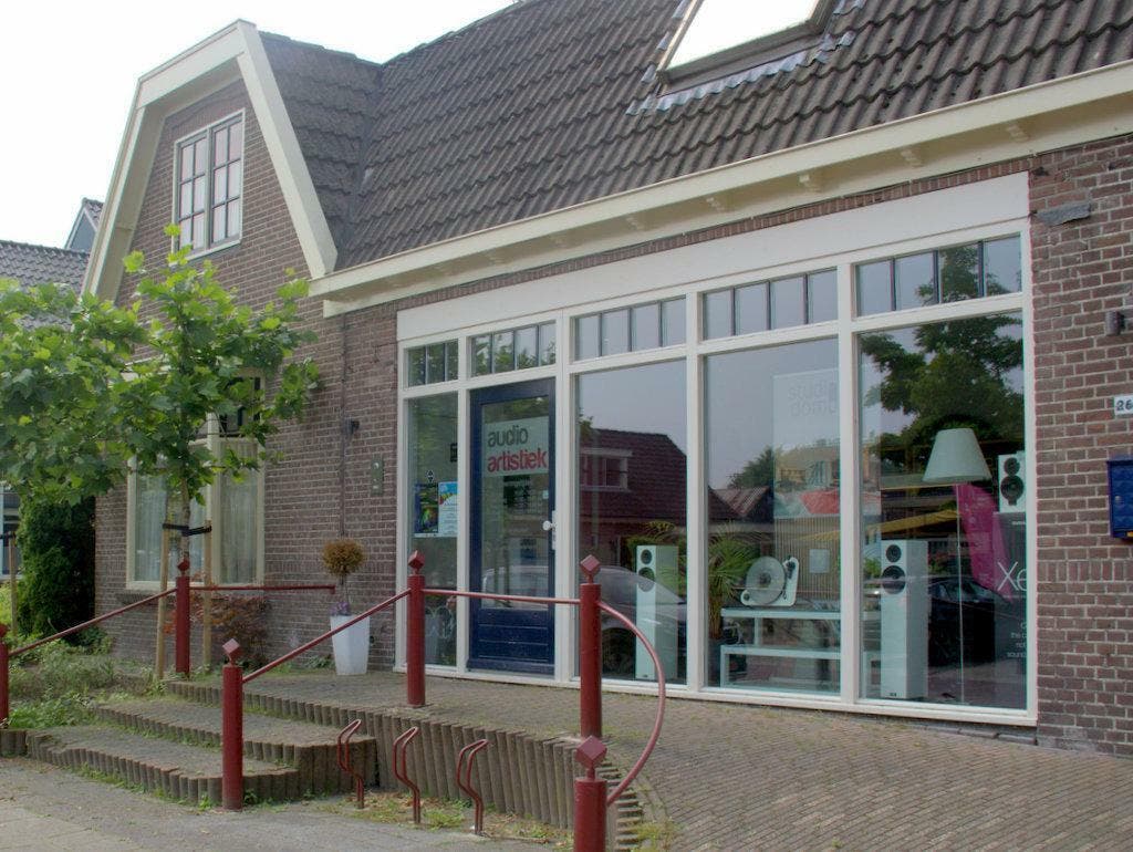 De buitenkant van Audio Artistiek aan de Oude Asserstraat 26 in Vries