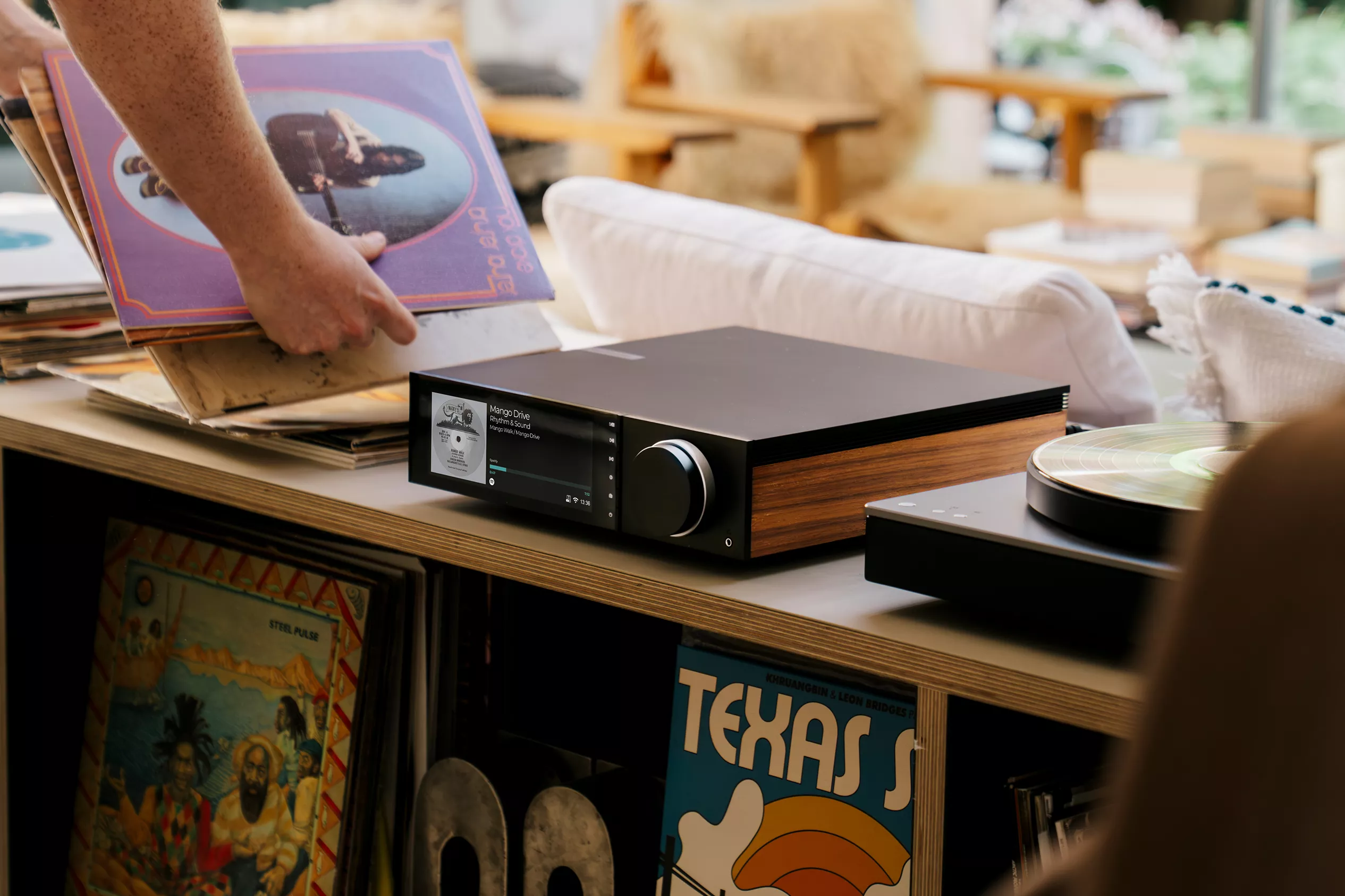 Cambridge Audio Evo 150 SE bij een platenspeler en een collectie vinyl in de woonkamer