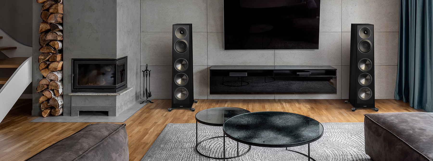 Paradigm Founder 120H luidsprekers in een moderne woonkamer met open haard